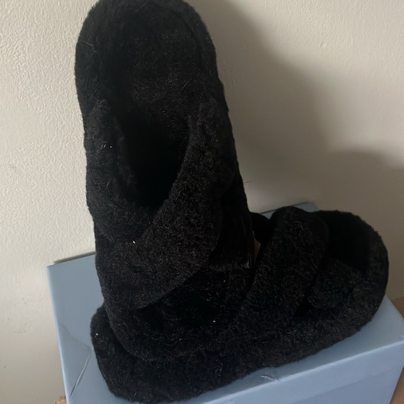 Faux Fur Jabasic Slippers - Picture 5 of 10